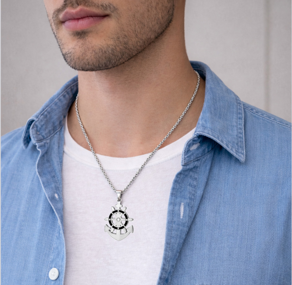 Collana con Ancora Dettagli Neri Incisione Personalizzata Indossata