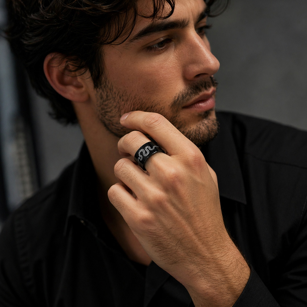 Anello Uomo Fascia Piatto 10 Nero Lucido Personalizzato Indossato