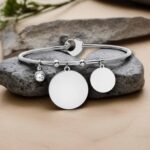 Bracciale Rigido Ciondolo Tondo e Strass con 1 Incisione Personalizzata per Lato
