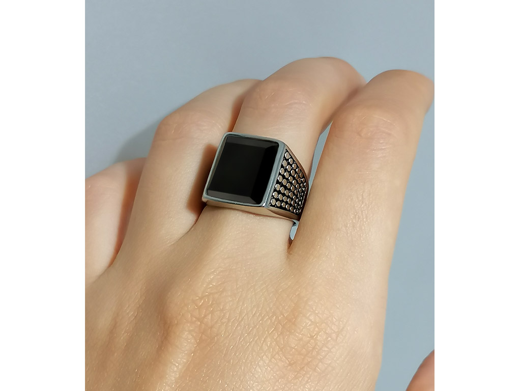 Anello Chevalier Con Pietra Nera Rettangolare Anello Chevalier Con Pietra Nera Rettangolare