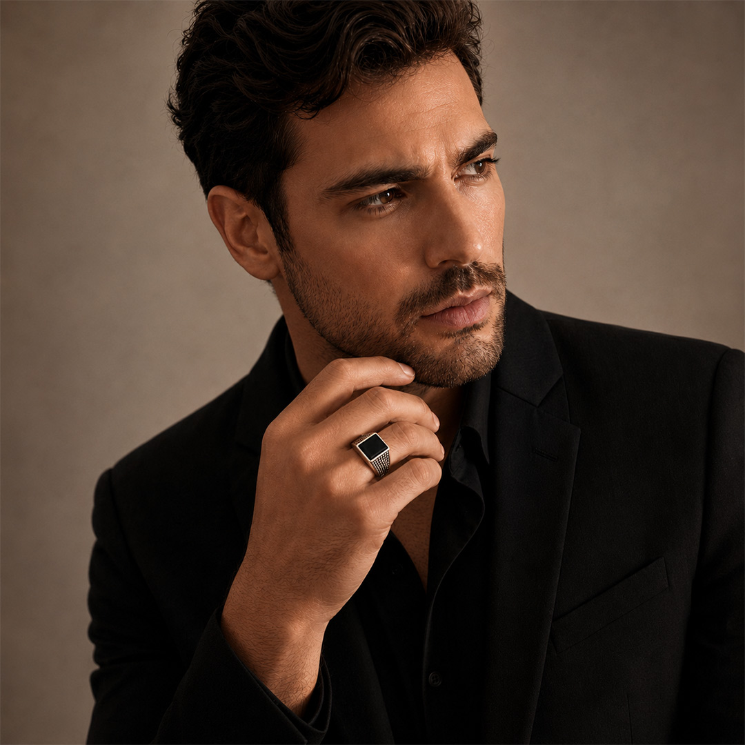Anello Chevalier con Pietra Nera Personalizzato Indossato