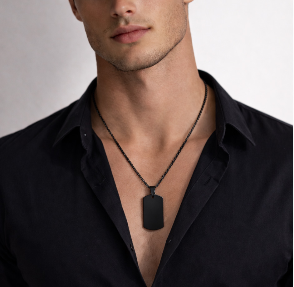 Collana Piastrina Uomo Media Nera con Incisione Personalizzata Indossata