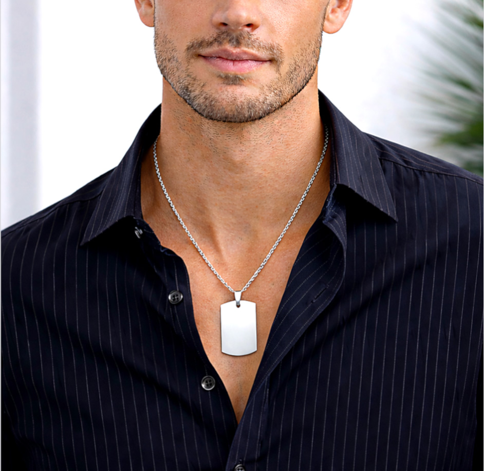 Collana Piastrina Uomo Media con Incisione Personalizzata Indossata