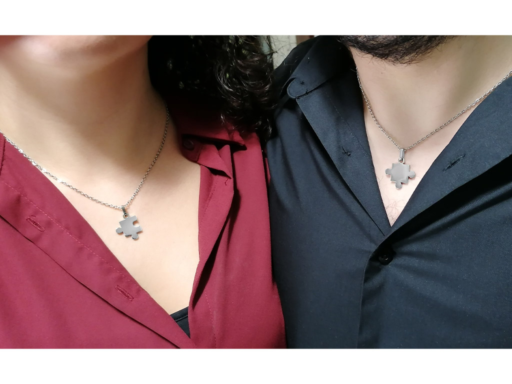 Collana con puzzle per coppia argentati Collana con puzzle per coppia neri