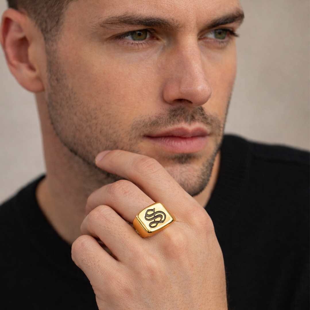 Anello Chevalier Uomo con Logo Personalizzato Indossato