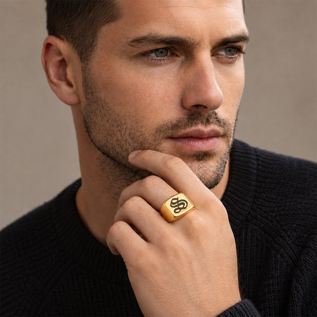 Anello Chevalier Uomo con Logo e dedica Personalizzati Indossato