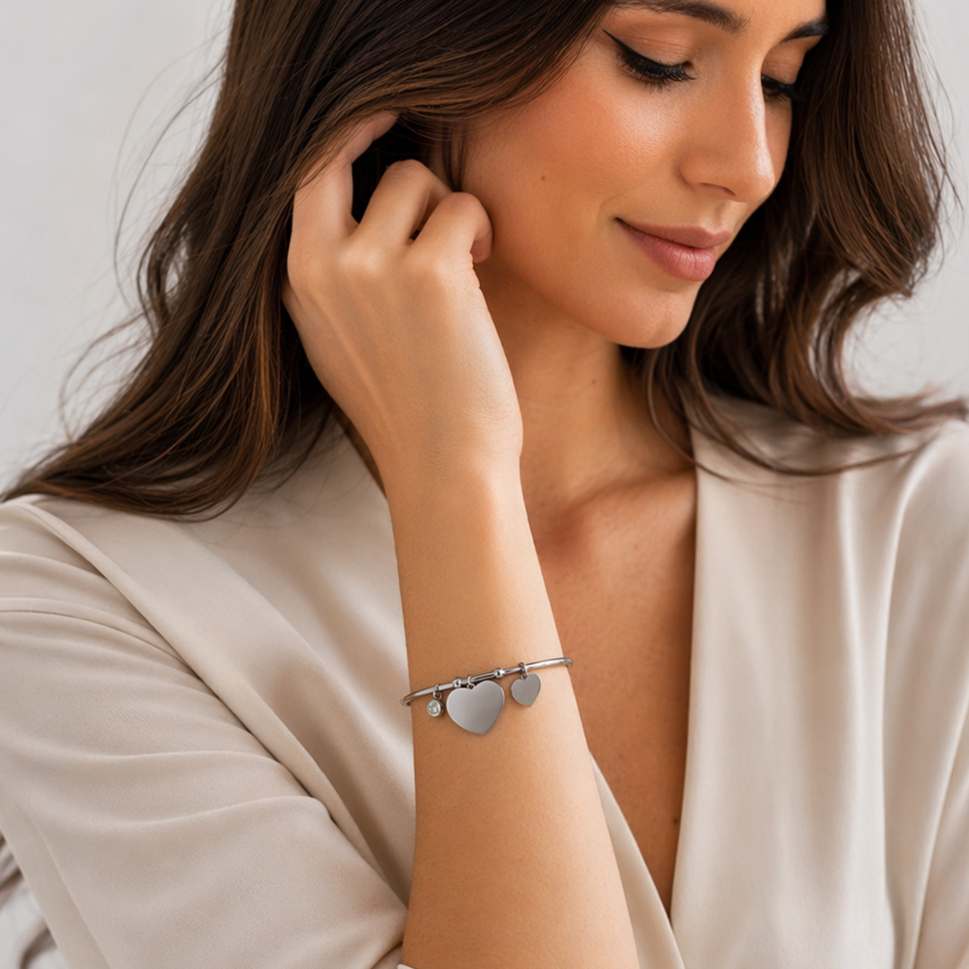 Bracciale Rigido con Doppio Cuore Personalizzato Indossato 1