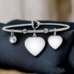 Bracciale rigido con doppio cuore con incisione personalizzata