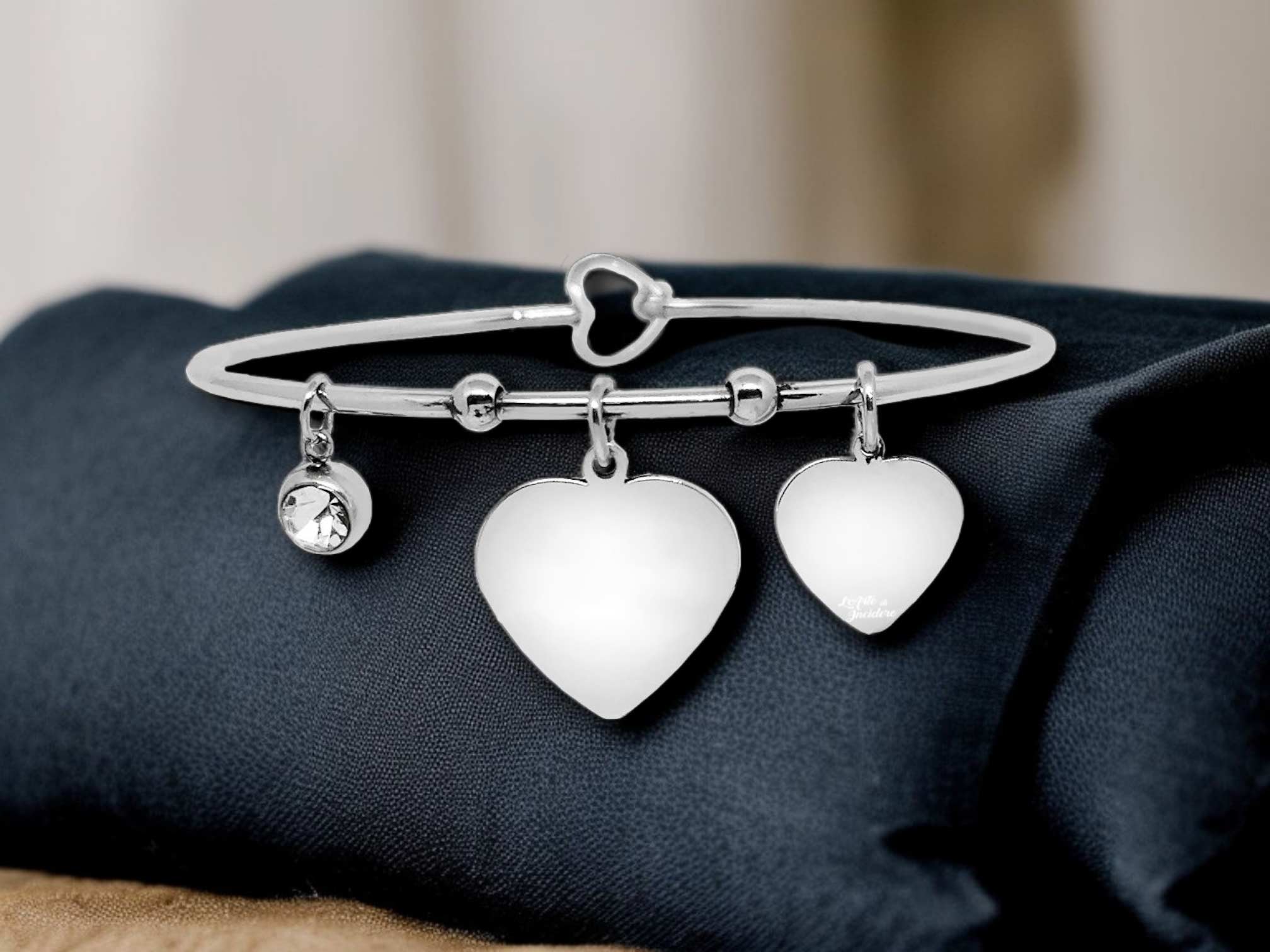 Bracciale rigido con doppio cuore con incisione personalizzata