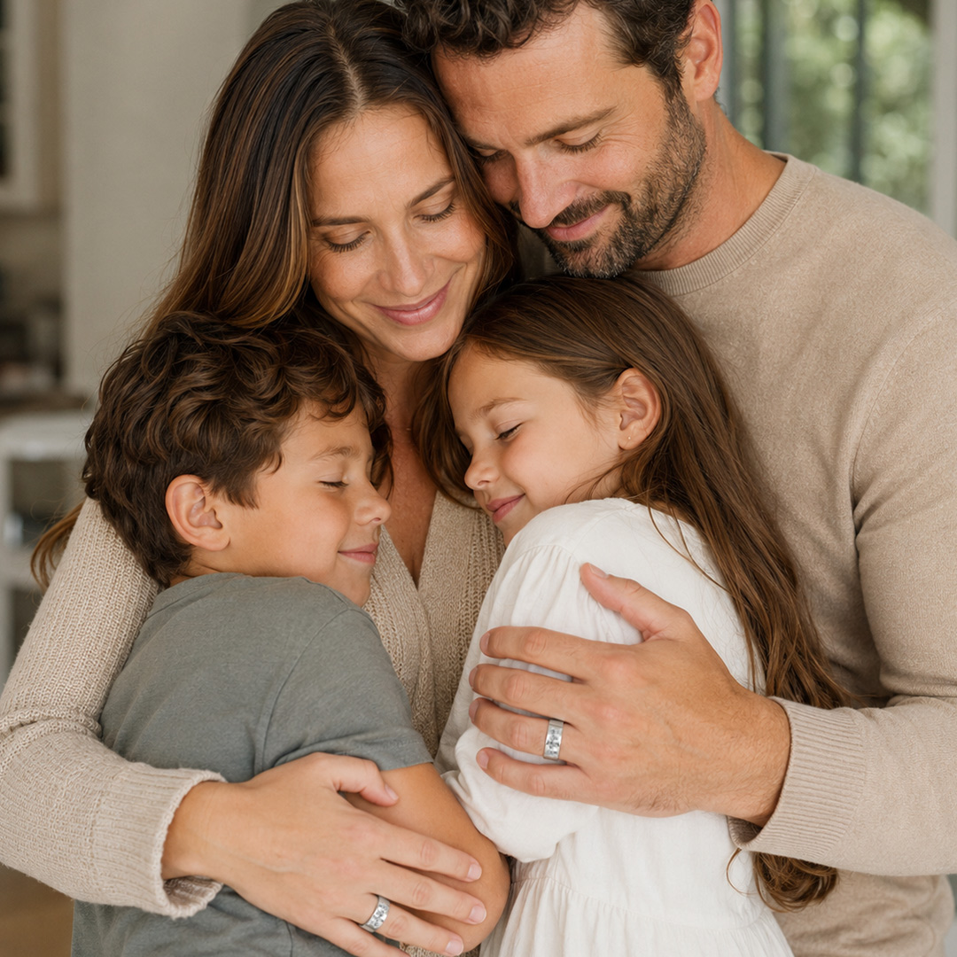 Anello Famiglia Personalizzato con Dedica Indossato
