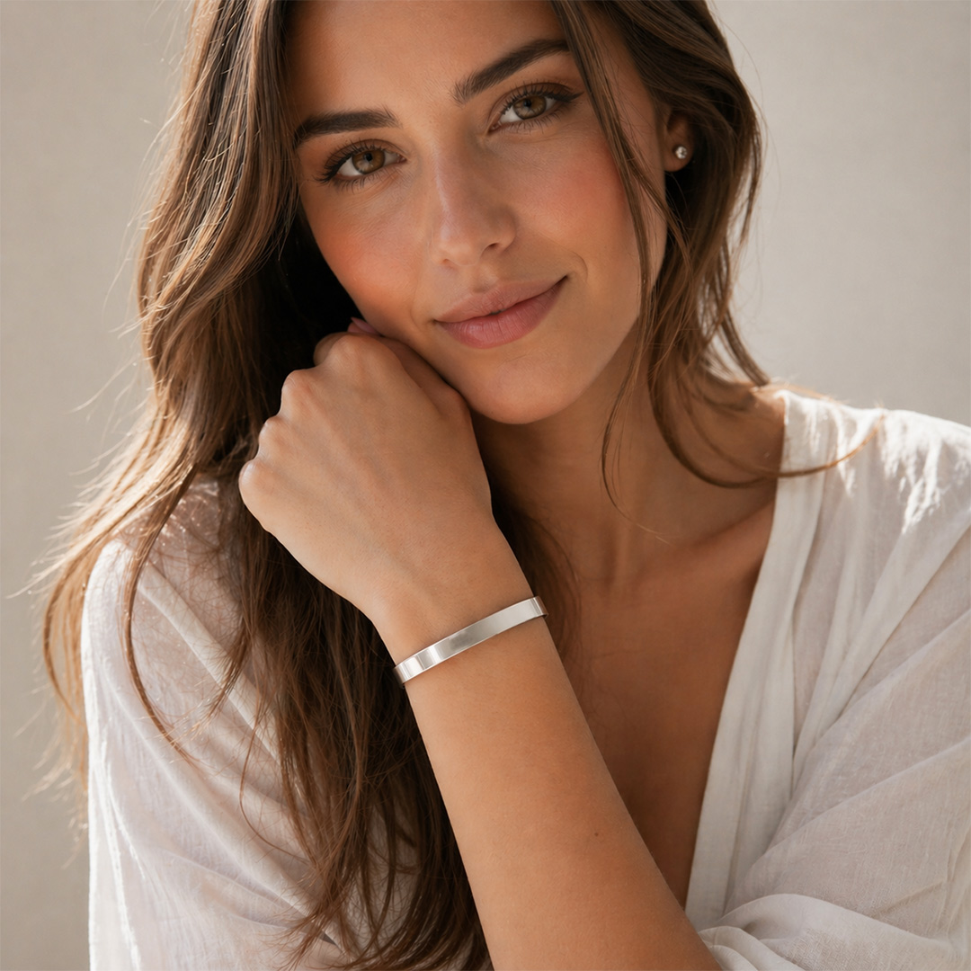 Bracciale Rigido Chiuso Argentato Personalizzato Indossato Lei