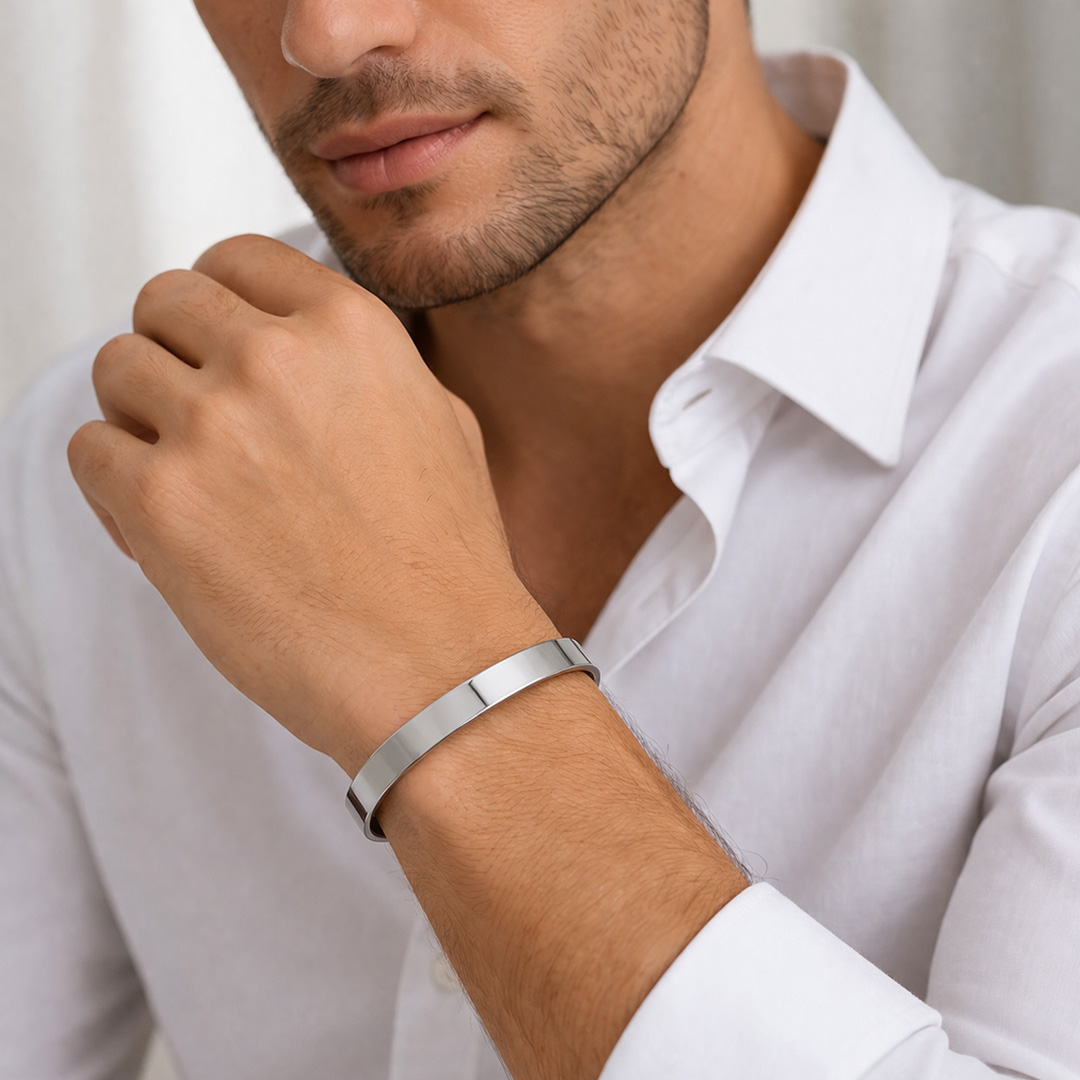 Bracciale Rigido Chiuso Argentato con Incisione Personalizzata Indossato Uomo Bracciale Rigido Chiuso Argentato con Incisione Personalizzata Indossato Uomo