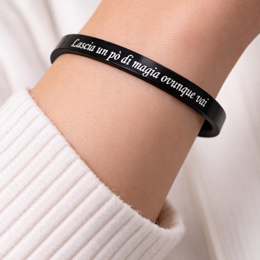 Bracciale Rigido Donna Chiuso Nero Personalizzato Indossato Retro Bracciale Rigido Donna Chiuso Nero Personalizzato Indossato Retro