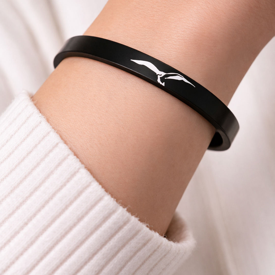 Bracciale Rigido Donna Chiuso Nero Personalizzato indossato