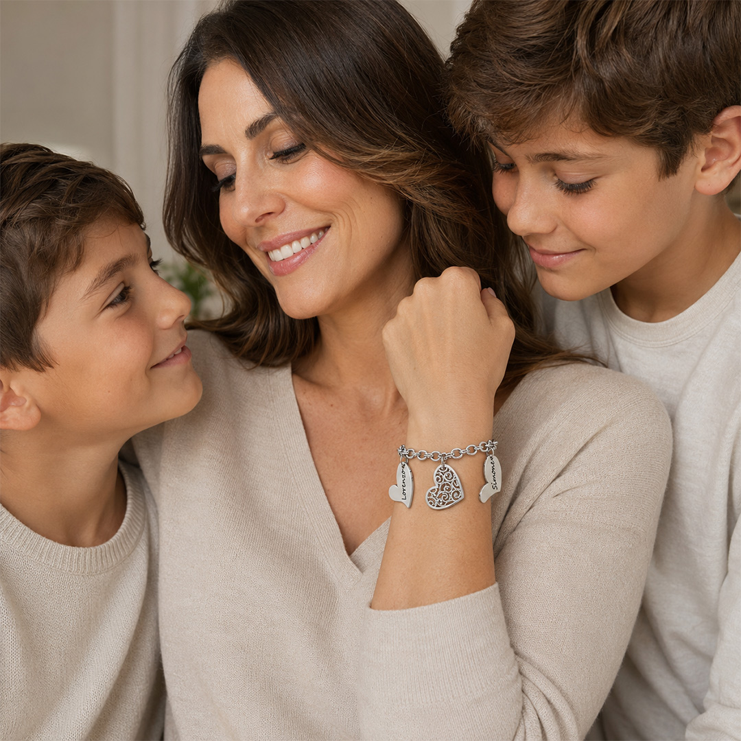 Bracciale con Cuori Pendenti Donna Personalizzato Indossato