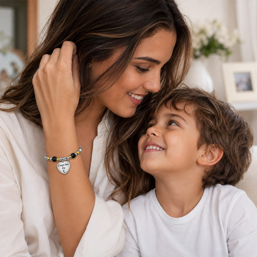 Bracciale per la zia personalizzato in acciaio inox con dettagli bicolore e ciondolo a cuore. L’incisione fronte e retro permette di aggiungere una dedica, un nome, una data o un simbolo speciale.