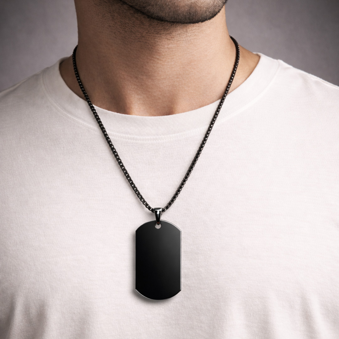 Collana Piastrina Ampia Nera con Incisione Personalizzata Indossata