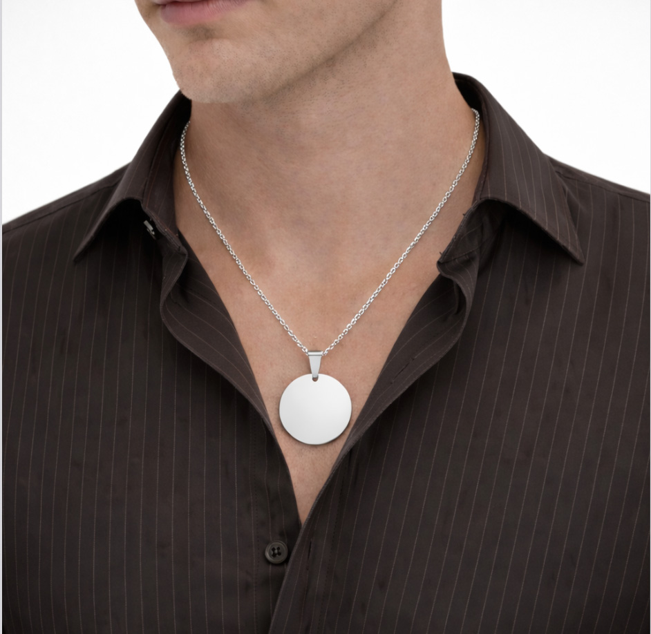 Collana con Tondo Ampio Incisione Personalizzata Indossata