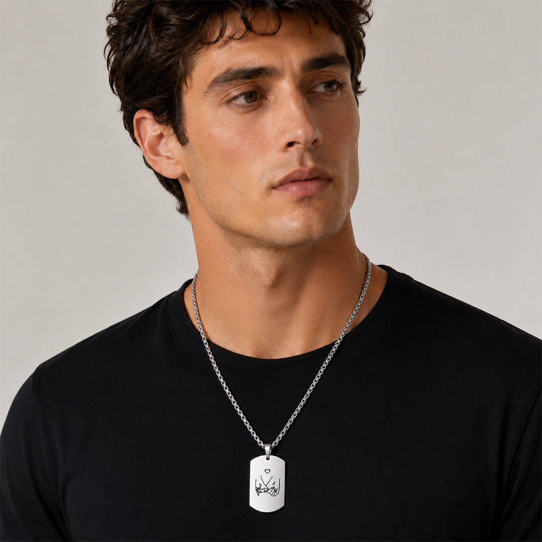 Collana Uomo Incisa con Dedica Personalizzata Indossata
