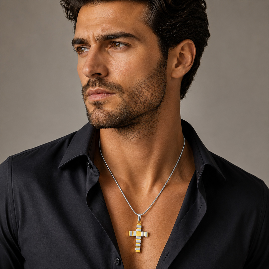 Collana Uomo con Croce a Fascia Personalizzata Dorata Indossata