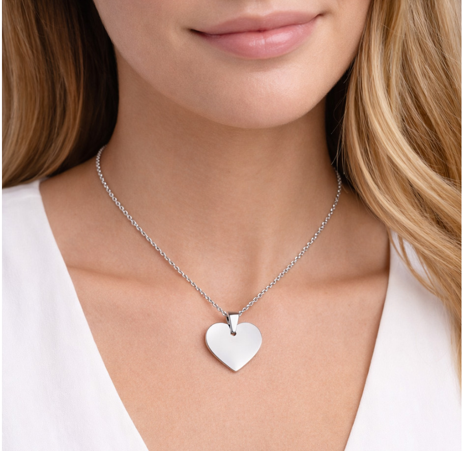 Collana con Ciondolo a Cuore Sagomato Personalizzato Indossata