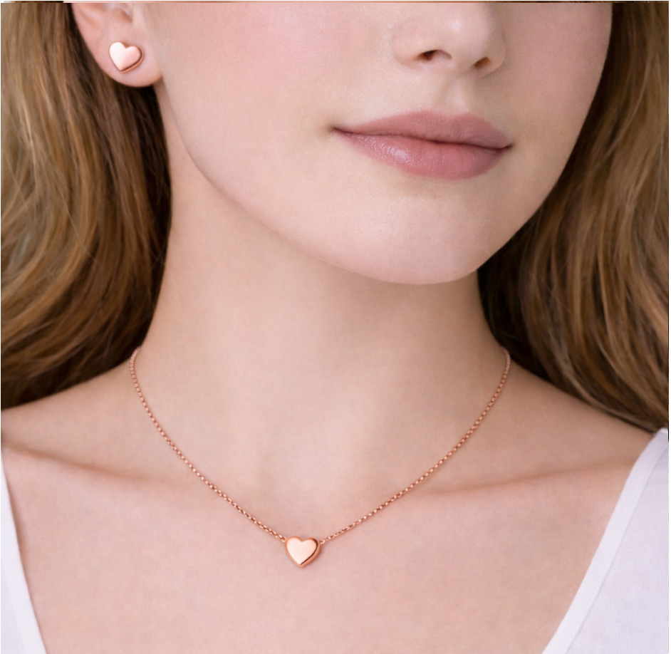 Girocollo e Orecchini a Cuore con Incisione Personalizzata Rosata Indossata