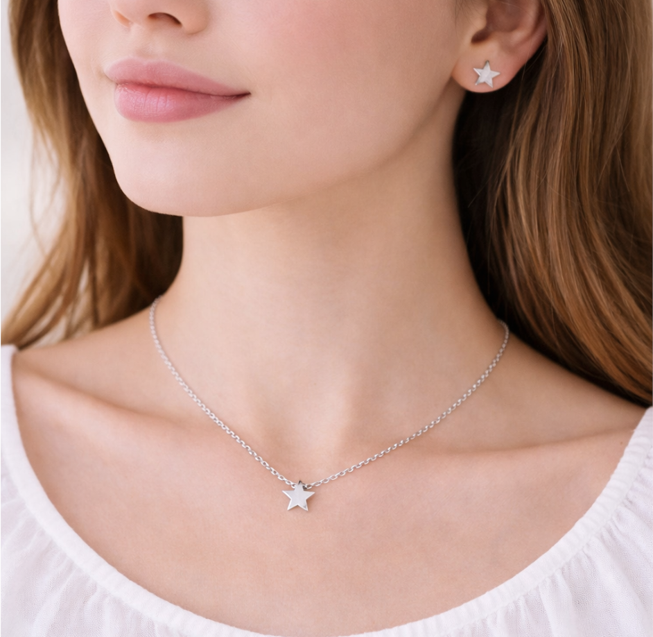 Girocollo e Orecchini a Stella con Incisione Personalizzata 1 Indossati