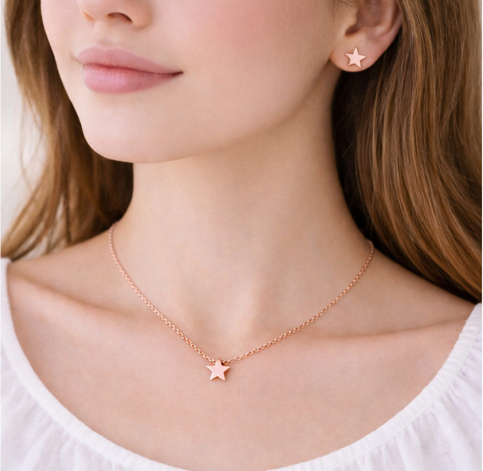 Girocollo e Orecchini a Stella con Incisione Personalizzata Indossata