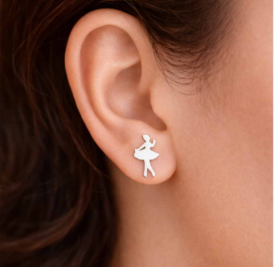 Orecchini Ballerina con Incisione Personalizzata Indossata Orecchini Ballerina con Incisione Personalizzata Indossata