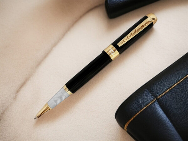 Penna Elegante Personalizzata con Finitura Nera e Dorata 1 Incisione