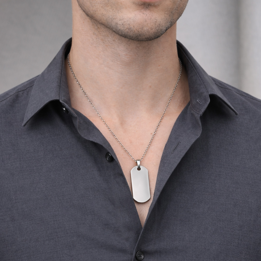 Collana con Piastrina Rettangolare Spessa Incisione Personalizzata Indossata