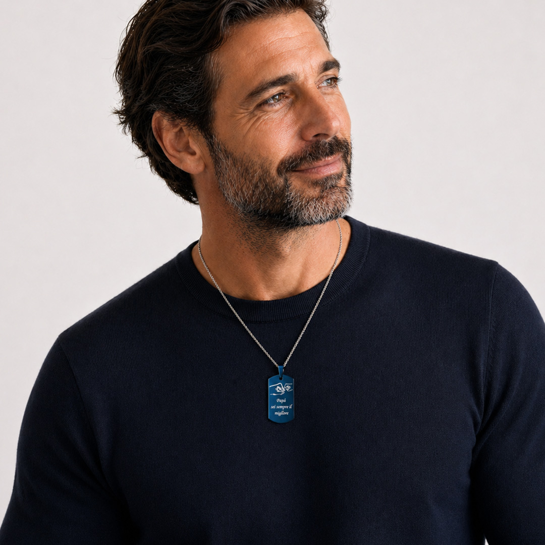 Collana per Papà con Piastrina Blu Personalizzata Indossata