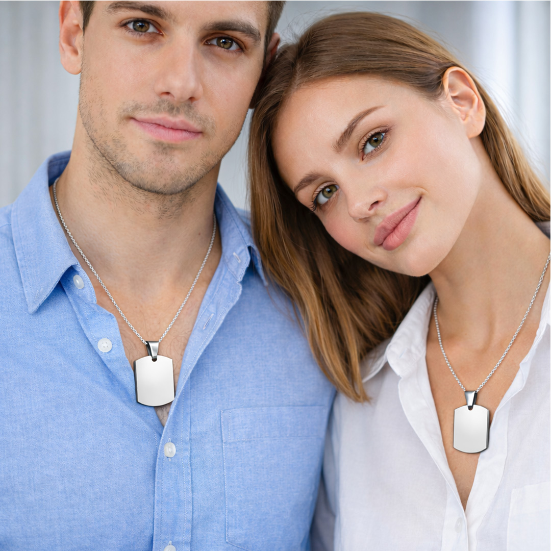 Collane Coppia Piastrine Medie con Incisione Personalizzata Indossate