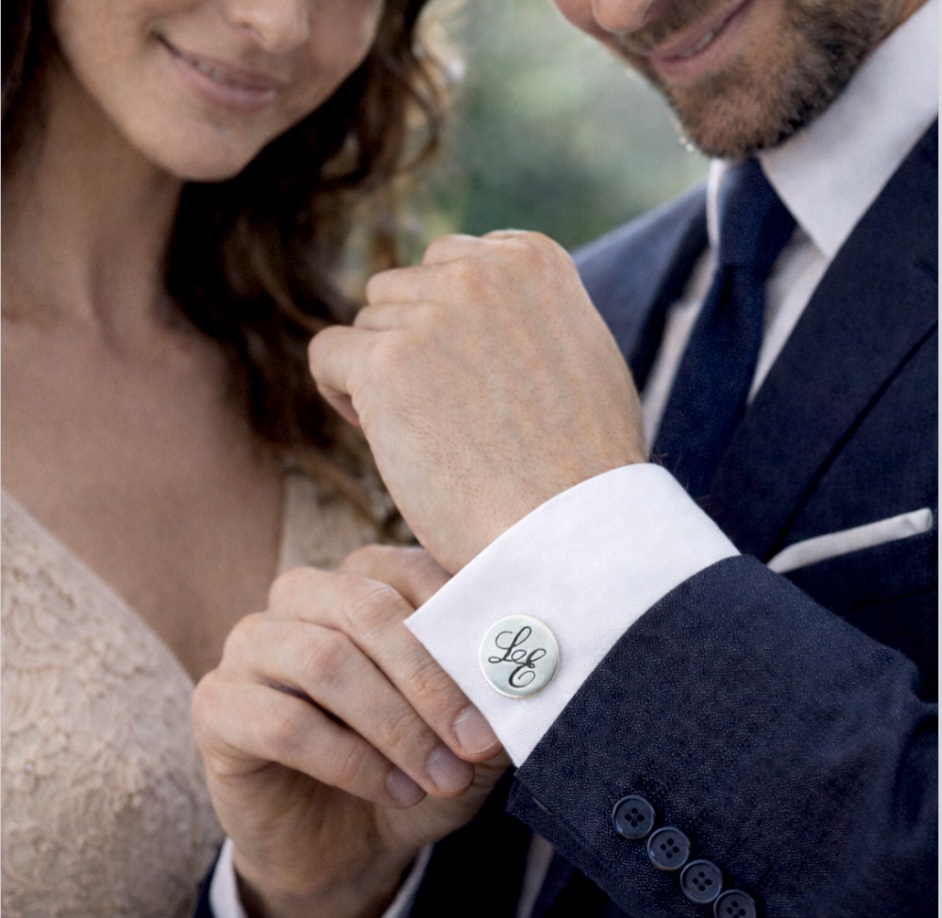 Gemelli Uomo Tondi con Iniziali Incisione Personalizzata Indossati