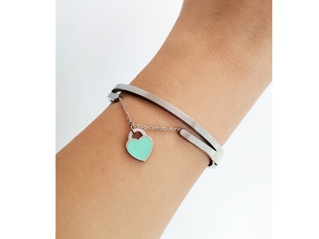 Braccialetto rigido con cuore pendente verde 1 incisione personalizzata