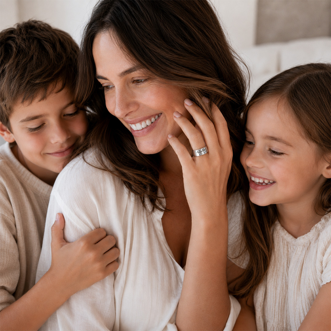 Anello Regalo per la Mamma con Incisione Personalizzata Indossato