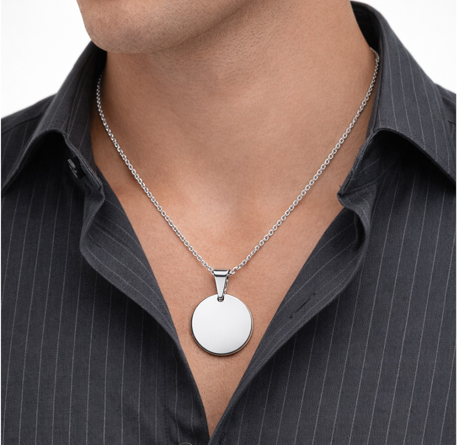 Collana Ciondolo Tondo Medio con Incisione Personalizzata Indossata