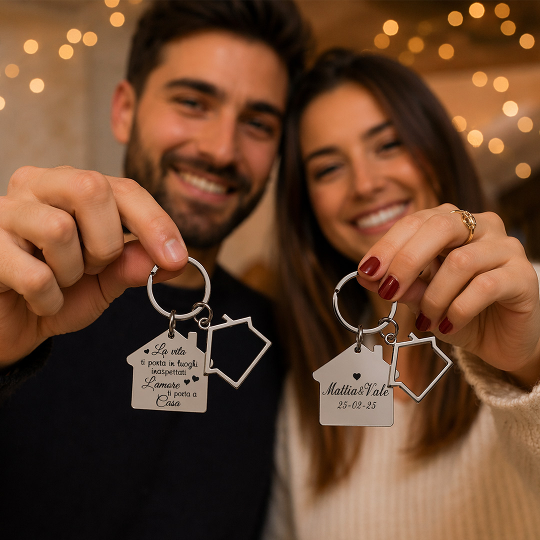 Portachiavi Casa per Coppia Personalizzati con Incisione Indossati
