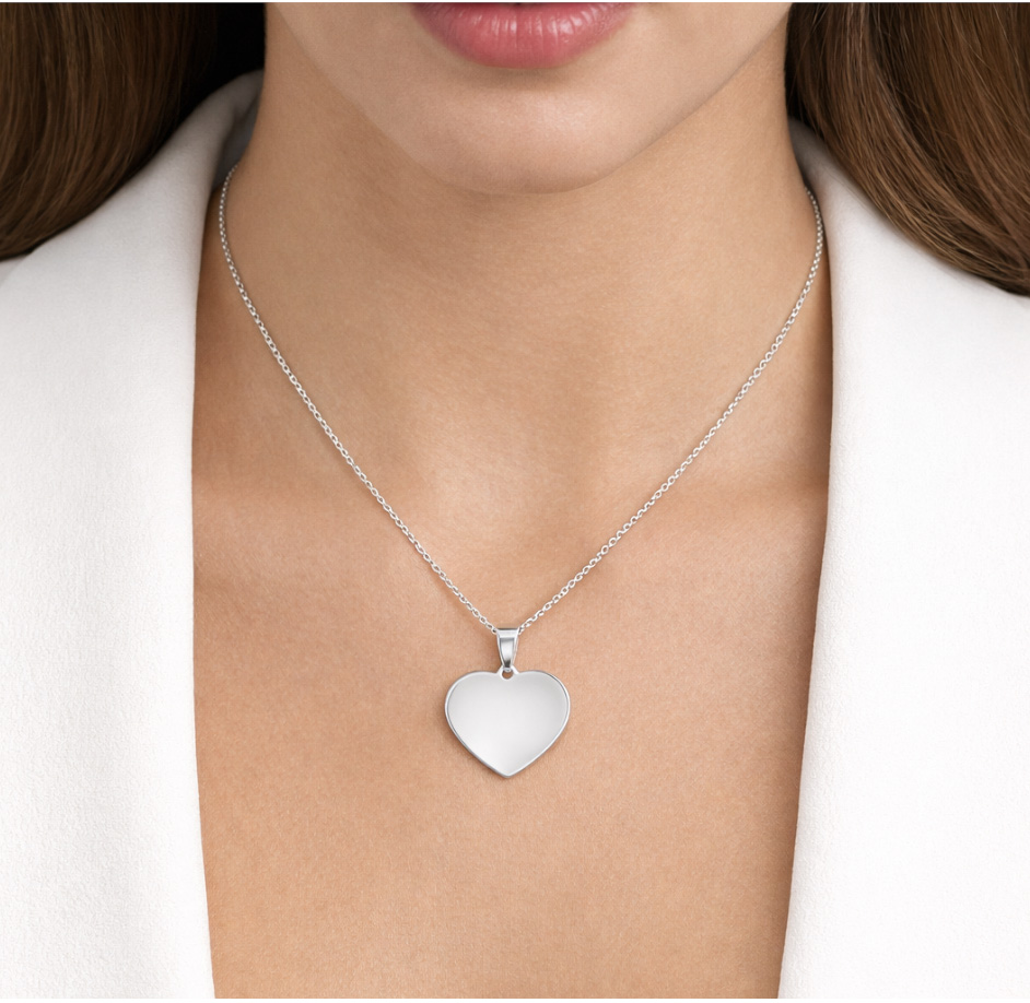 Collana Donna Cuore Medio Argentato Personalizzato Indossata