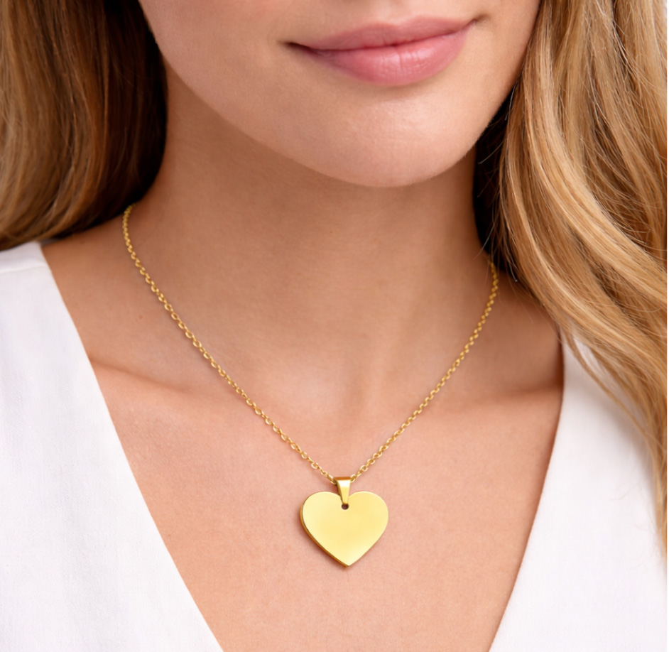 Collana Cuore Dorato Sagomato con Incisione Personalizzata Indossata