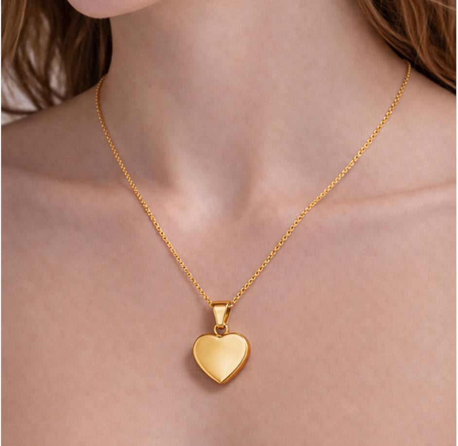 Collana Donna con Cuore Spesso Dorato Incisione Personalizzata Indossata