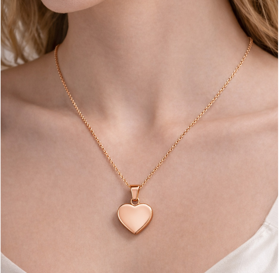 Collana Donna con Cuore Spesso Rosato Incisione Personalizzata Indossata