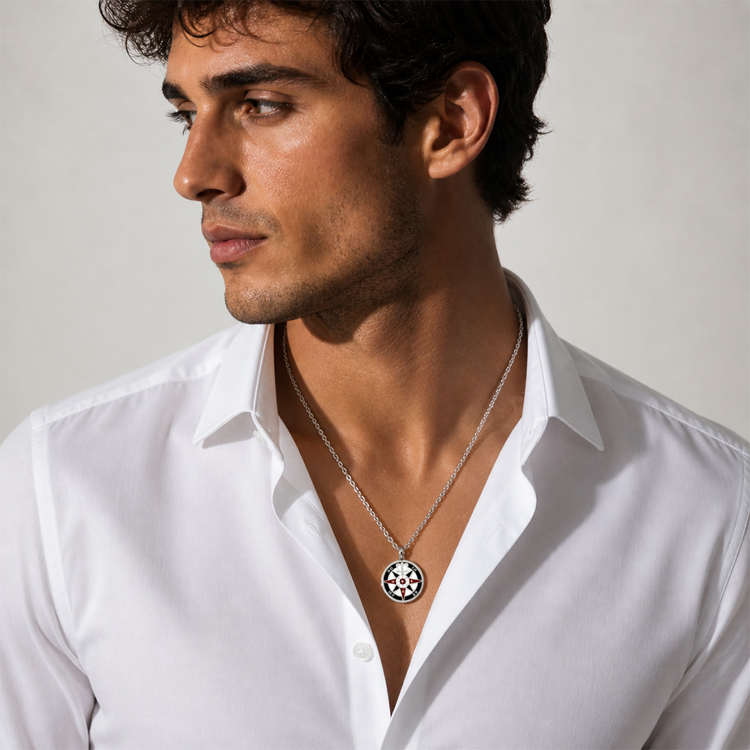 Collana Uomo con Rosa Dei Venti Incisione Personalizzata Indossata