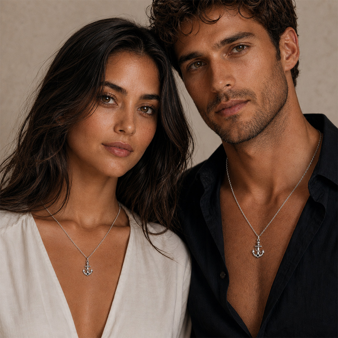 Collana Ancora Con Iniziali Per Uomo e Donna Personalizzata Indossata