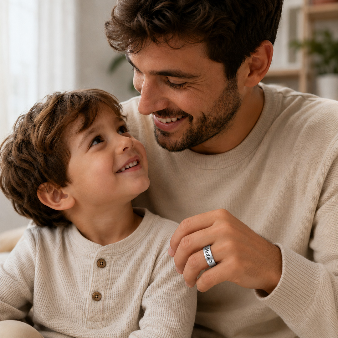 Anello per Papà Fascia 8 Piatto Personalizzato Indossato