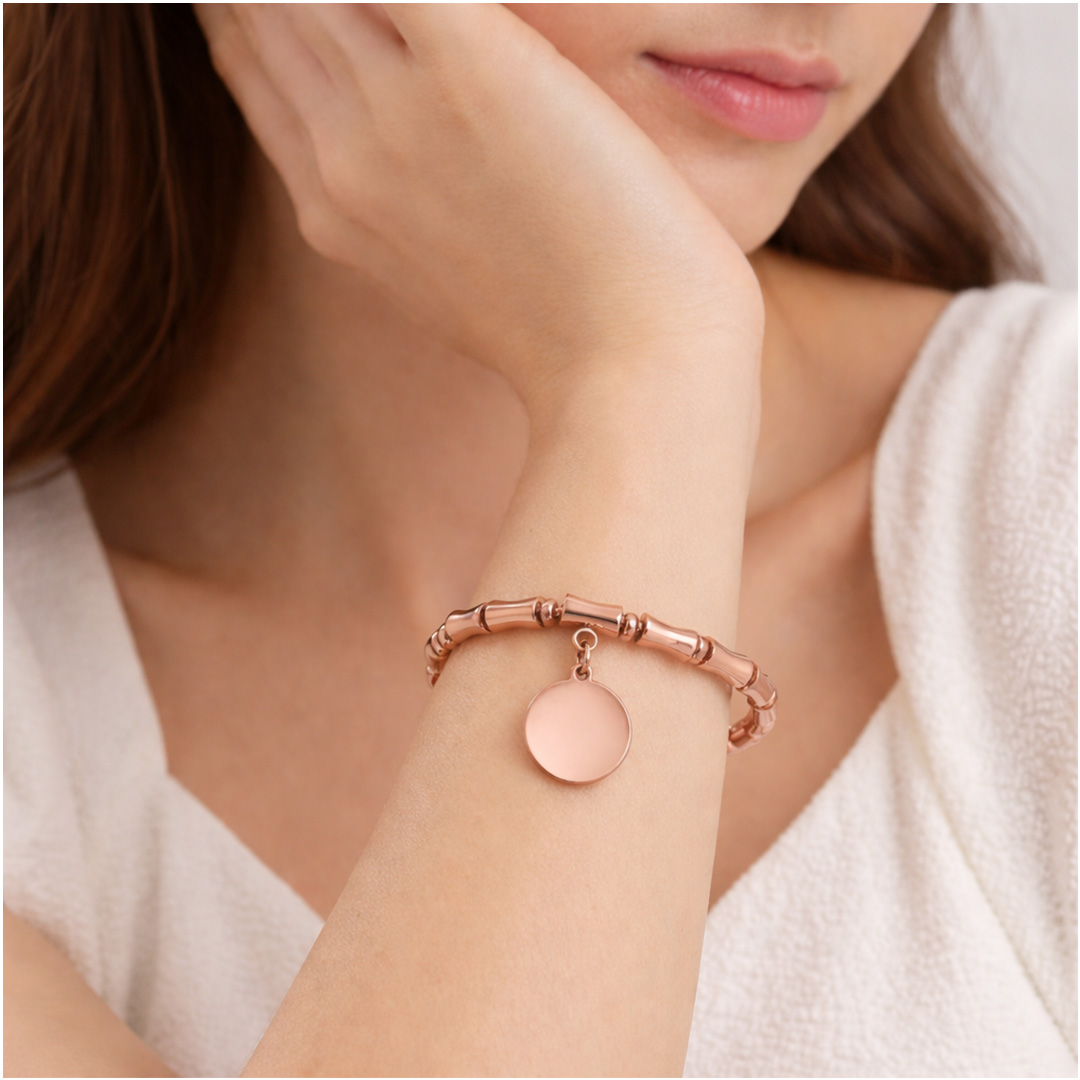 Bracciale Donna con Pendente Tondo Rosato Personalizzato Indossato Bracciale Donna con Pendente Tondo Rosato Personalizzato Indossato