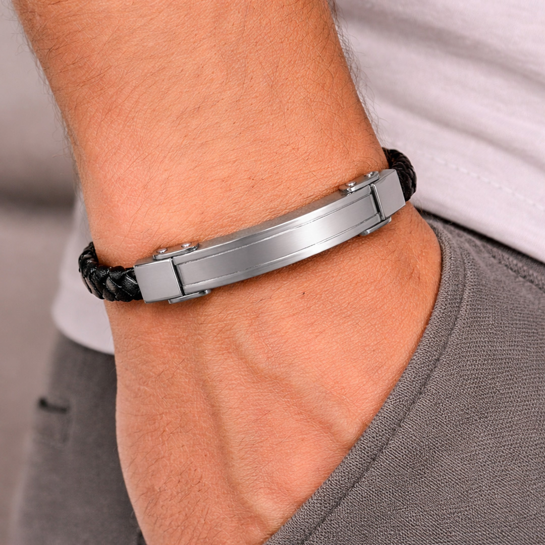 Bracciale in Ecopelle Nera e Placca in Acciaio Personalizzata Indossato
