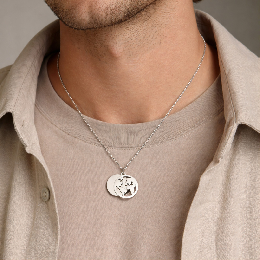 Collana con Ciondolo Mondo Incisione Personalizzata Indossata