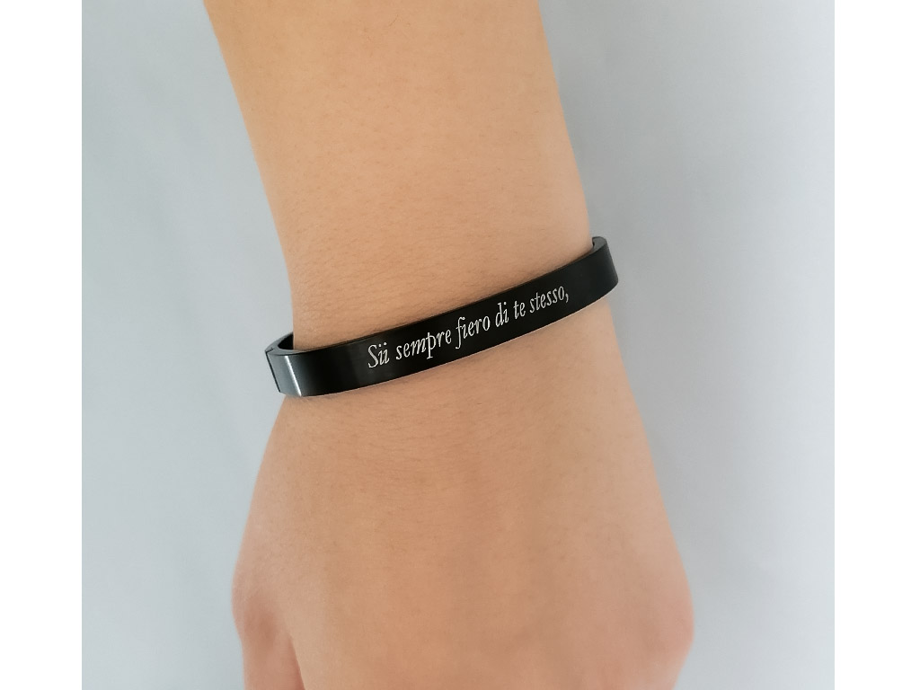 Bracciale uomo rigido chiuso nero Incisione personalizzata con dedica Bracciale uomo rigido chiuso nero Incisione personalizzata con dedica