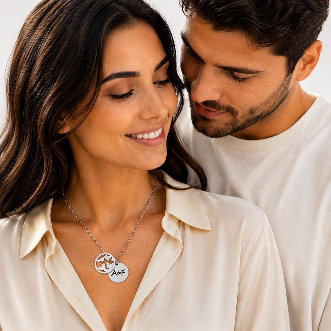 Collana Mondo Personalizzata Indossata Lei Collana Mondo Personalizzata Indossata Lei